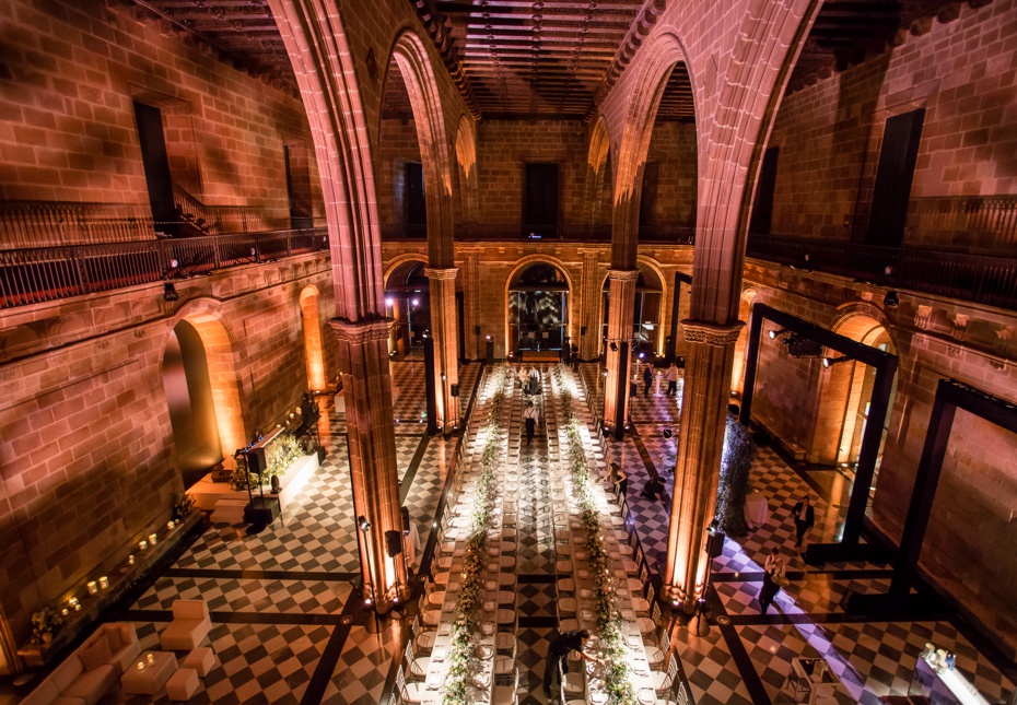 Transpórtate al siglo XIV con el estilo gótico de Casa Llotja de Mar, un espacio singular en pleno centro histórico de la Ciudad Condal. Con toques neoclásicos de sus posteriores remodelaciones, este enclave cuenta con varias salas, además de grandes espacios exteriores, para adaptarse al evento de tus sueños.

Excelencia, estilo y distinción es lo que esta localización puede aportar a tu evento más especial. El resto, lo ponemos nosotros.