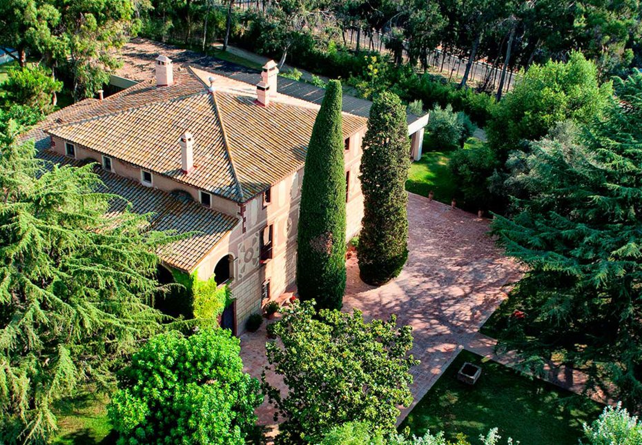 En esta encantadora masía familiar convergen la calidez y la cercanía de una historia familiar con la belleza de una construcción de 1779, completamente reformada y equipada para celebrar todo tipo de eventos.

Un espacio histórico, rodeado por más de 20.000 m² de impresionantes jardines, donde acoger eventos llenos de magia y personalidad, y a tan solo 20 minutos de Barcelona.