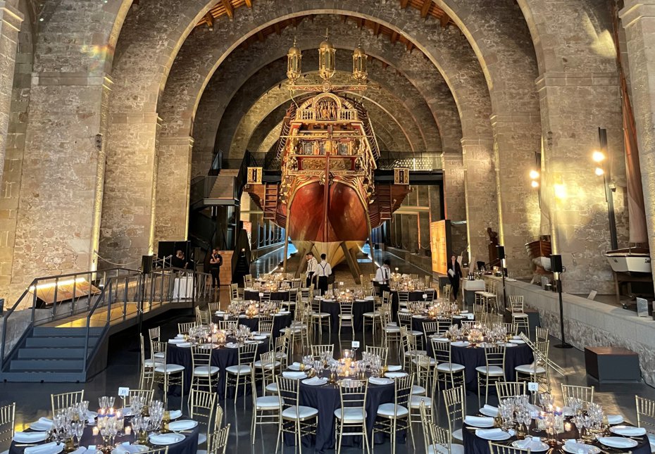 Un edificio histórico con casi un milenio de historia. Este espacio de estilo gótico que ha alojado la construcción de centenares de galeras a lo largo de los siglos, es ahora un enclave inigualable para celebraciones con ambiente marítimo y estilo mediterráneo. 

Sus estancias destacan por su amplitud, capacidad y polivalencia, gracias a la altura de sus ábsides, a los grandes espacios diáfanos que ofrece y los más de 1.500 invitados que puede acoger. Un marco histórico incomparable para celebrar el más espectacular de los eventos.